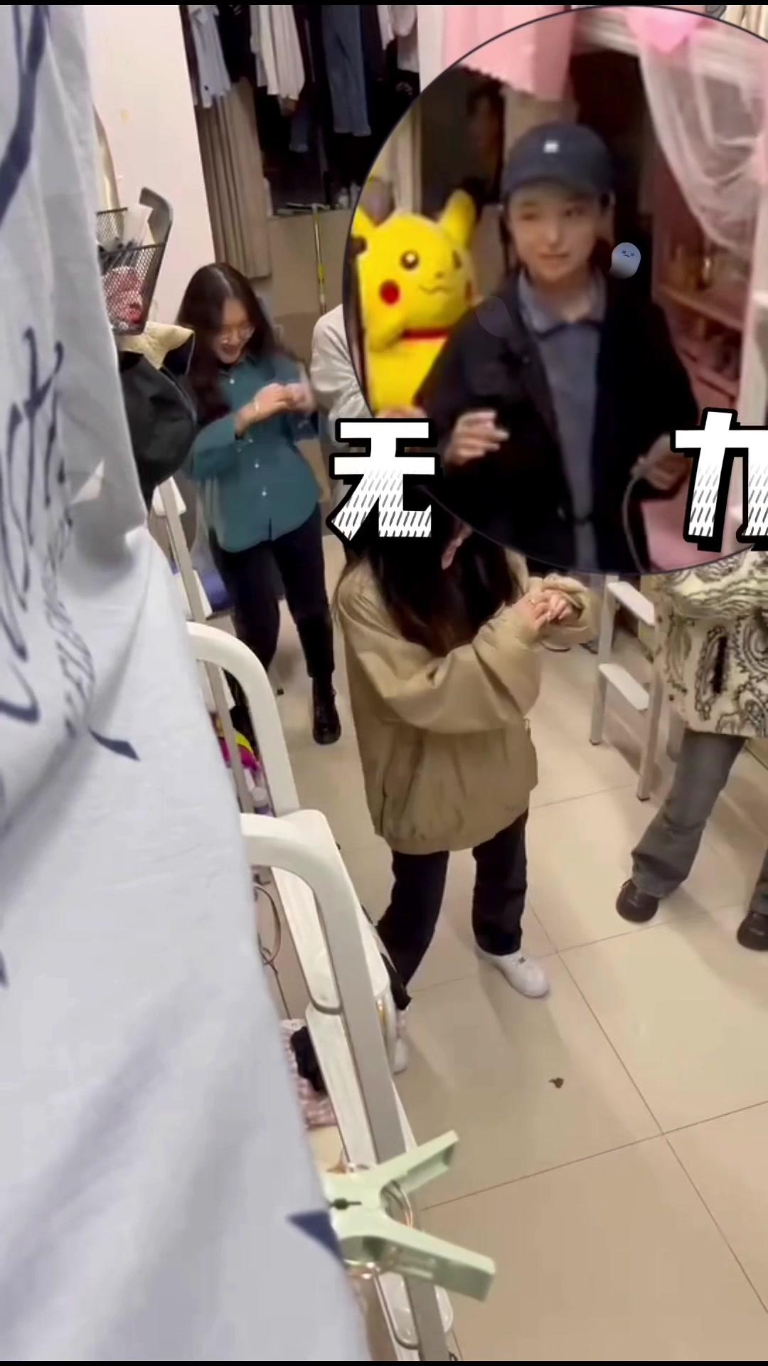 回复 @小张阁下的评论 大家想看的笑场和花絮来了#封校大学生又来整活了 #沙雕室友之沙雕日常 #迷惑行为大赏 #真的栓q了 - 6qq祛水印